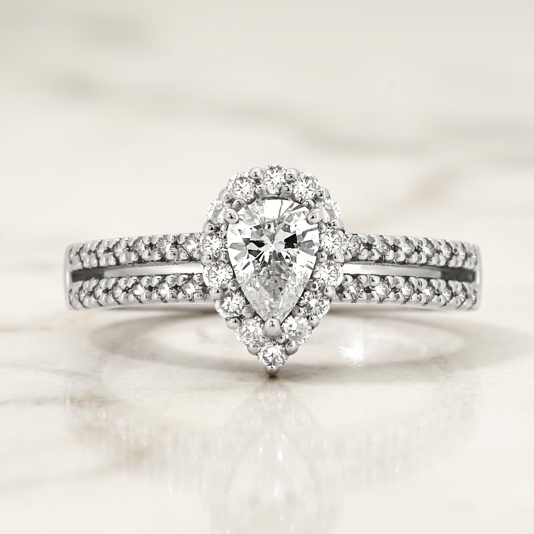 【鑑定書付き】ダイヤモンド ペアシェイプカット リング ［ 0.385ct / Gカラー / SI2 ］Pt950 プラチナ ARW093P