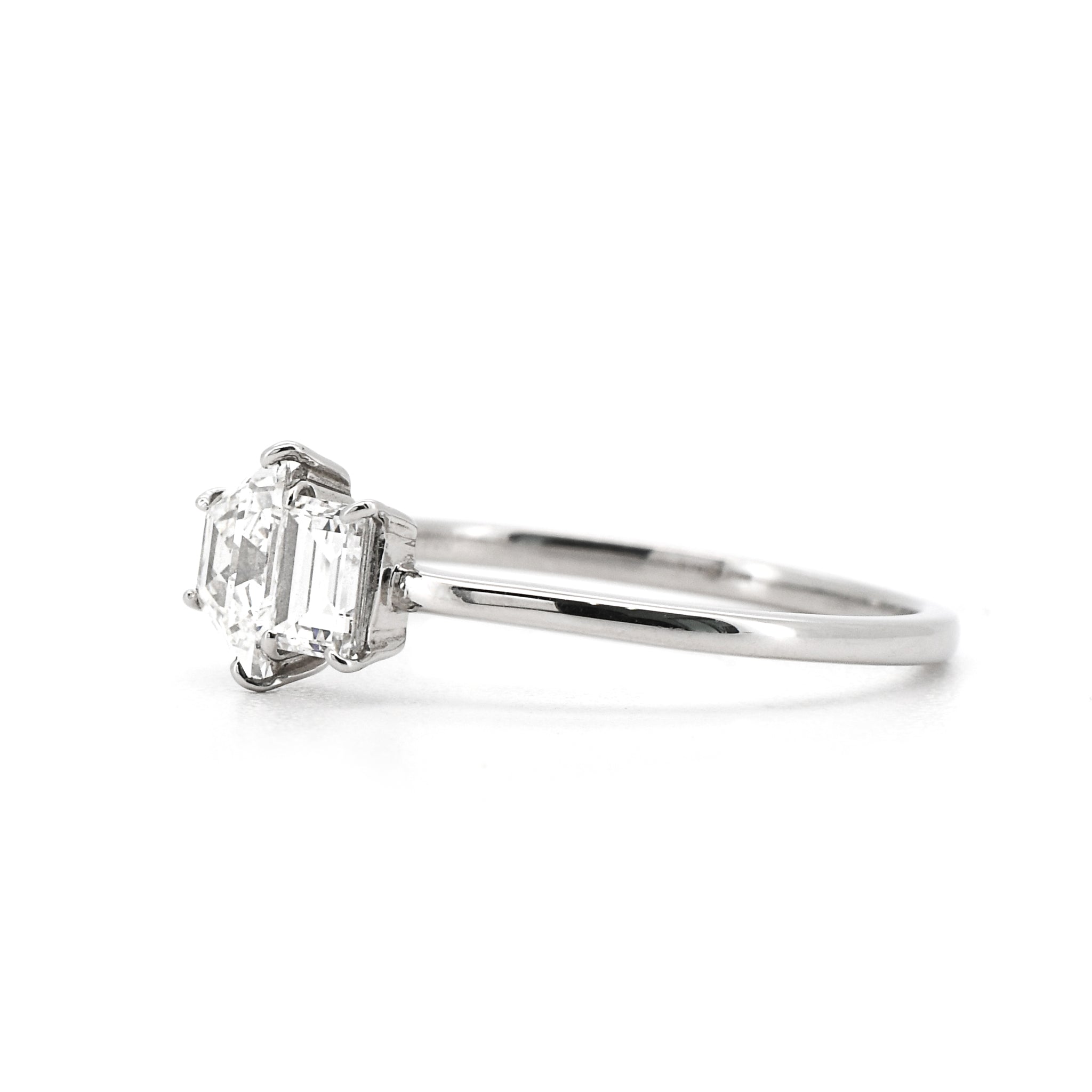 【鑑定書付き】トラペゾイド＆レクタングルカット ダイヤモンド 合計0.63ct リング Pt900 ARW099P